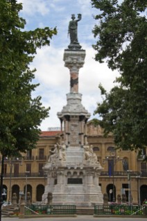 pamplona-monument